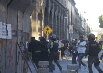 Aseguran a 2 hombres infiltrados en marchas del 8M
