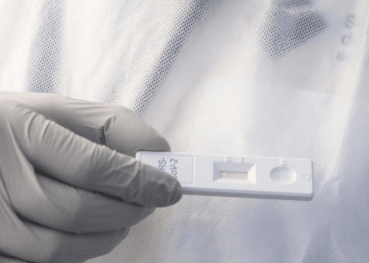 Fallece una persona por Covid y una más por influenza: Salud