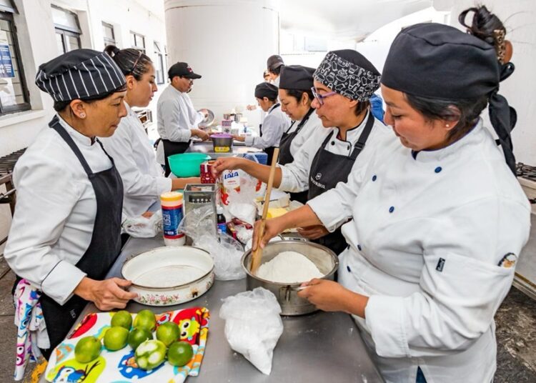 SMDIF ofrece cursos de capacitación laboral a jóvenes y personas de la tercera edad