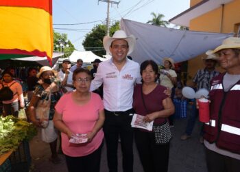 Lalo Castillo continúa recorriendo la mixteca poblana, cálida recepción en Huehuetlán el Chico