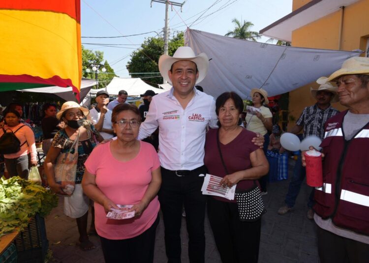 Lalo Castillo continúa recorriendo la mixteca poblana, cálida recepción en Huehuetlán el Chico