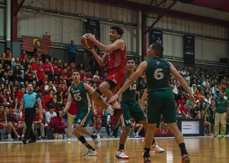 Las Águilas Upaep derrotan a la Udlap en basquetbol