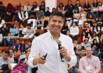Universitarios de Teziutlán platican con Lalo Rivera