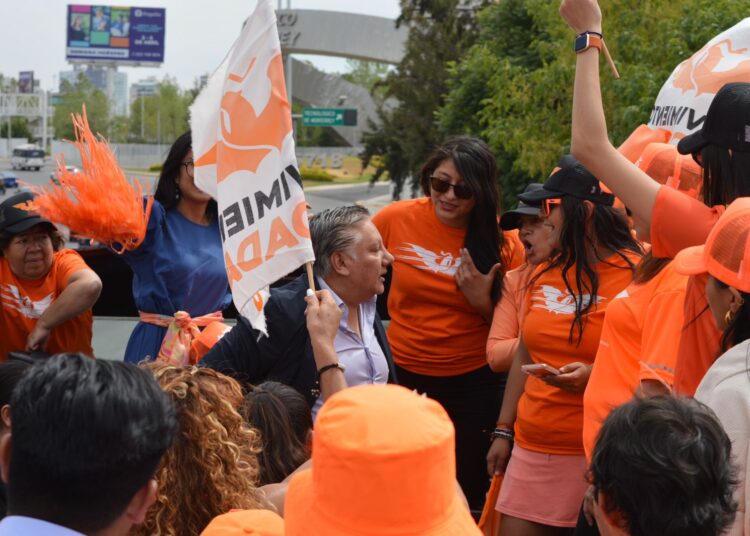 Sofía Pezzat y Fernando Morales, pintan a Puebla de naranja durante el 25M