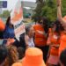Sofía Pezzat y Fernando Morales, pintan a Puebla de naranja durante el 25M