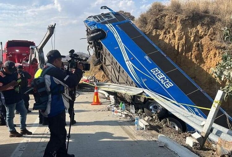 Accidente en la México-Puebla deja 2 muertos y 17 heridos