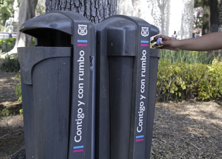 OOSL sustituyó 33 botes papeleros en el centro histórico al ser vandalizados