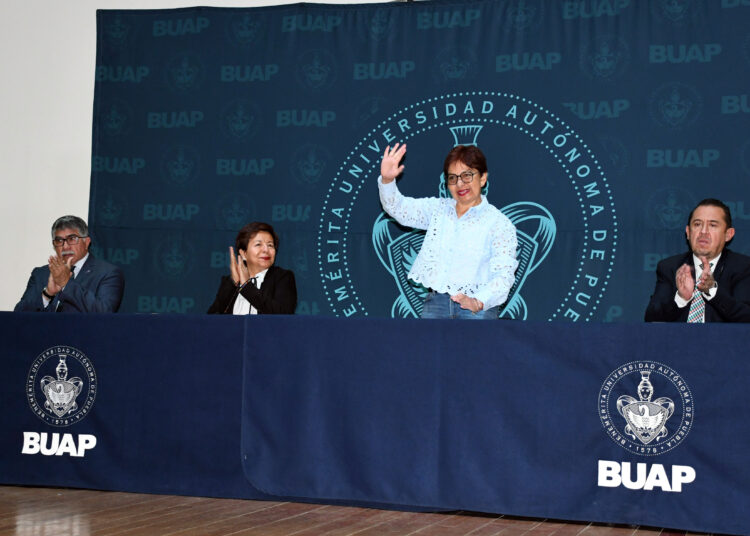 Lilia Cedillo inaugura foro académico por los 50 años del ICUAP