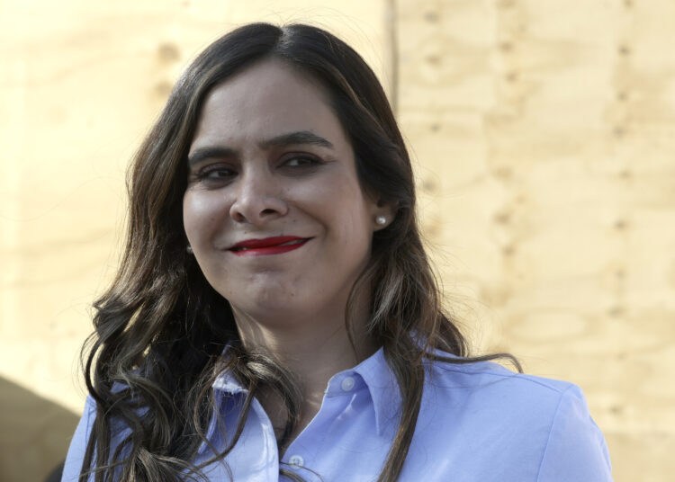 INE ordena a Carolina Beauregard bajar tuits promocionales