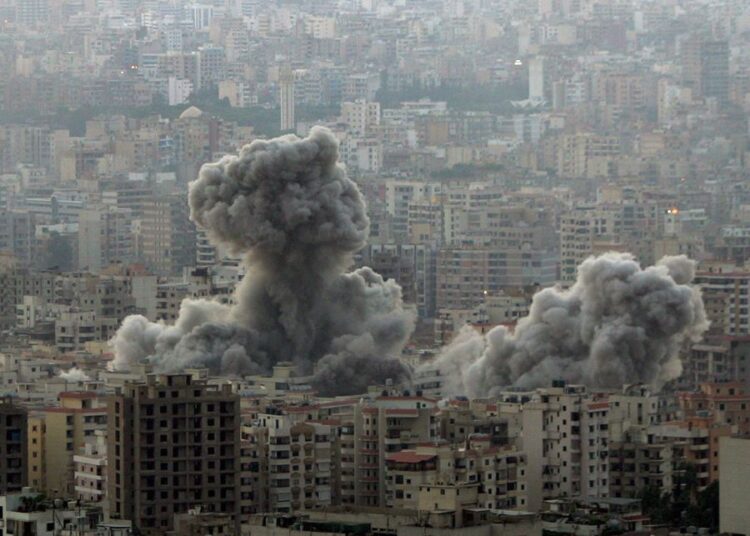 Israel bombardea el punto más al norte del Líbano desde el inicio de las hostilidades