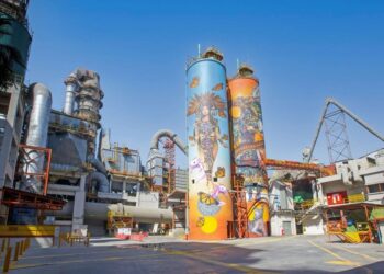 Decoran planta de Cemex con un doble mural monumental
