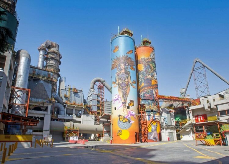 Decoran planta de Cemex con un doble mural monumental