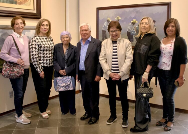 Lilia Cedillo recorre la exposición ‘Caminando por la vida’