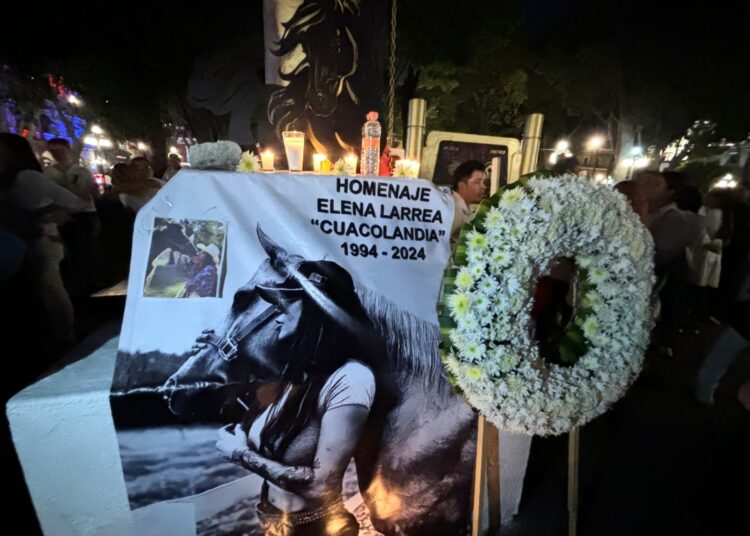 Homenajean a Elena Larrea en el Zócalo de Puebla
