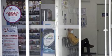 Senado va por seguridad social para 40 mil médicos en farmacias