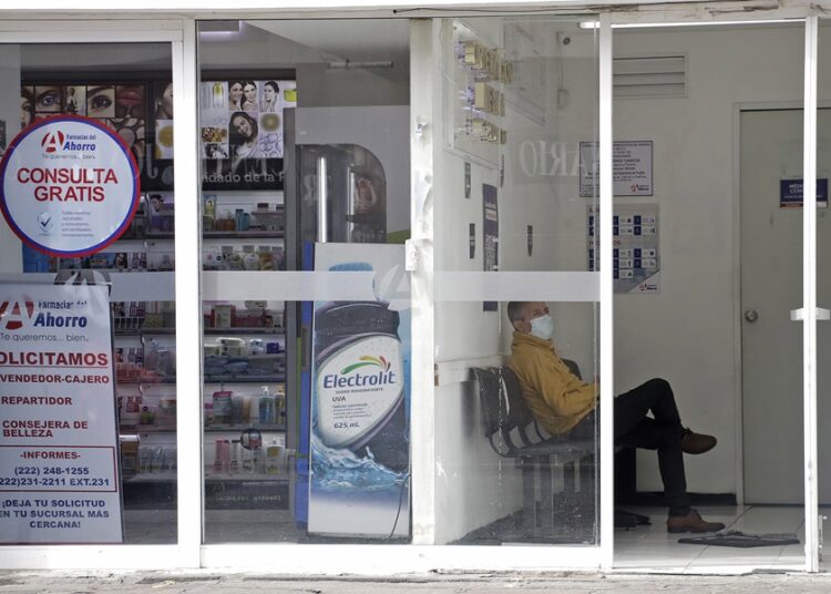 Senado va por seguridad social para 40 mil médicos en farmacias