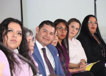 Armenta escucha ‘La voz de todas’