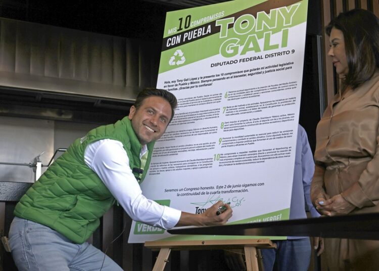 Tony Gali López firma compromisos de campaña ante notario