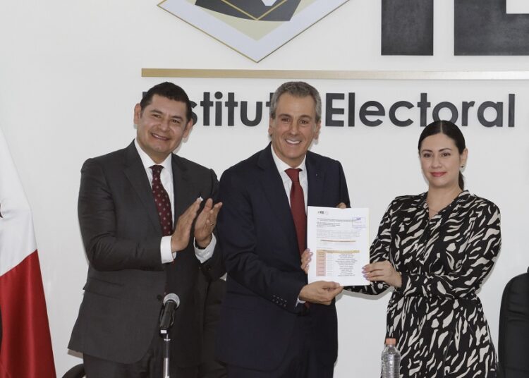 Alejandro Armenta y Pepe Chedraui se registran ante el IEE
