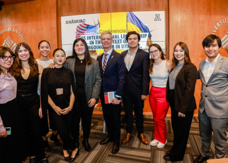 Estudiantes Anáhuac exploran con Andrzej Demczuk el liderazgo internacional de EUA