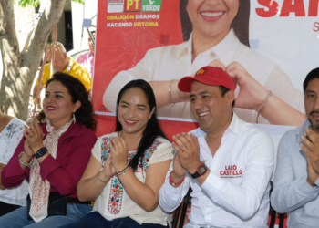 Cálido recibimiento de habitantes de la mixteca poblana a Lalo Castillo y Liz Sánchez