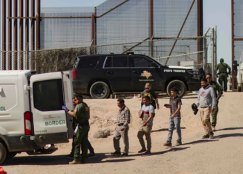 Supremo de EUA prohíbe ley de Texas que permite a policías detener y expulsar migrantes