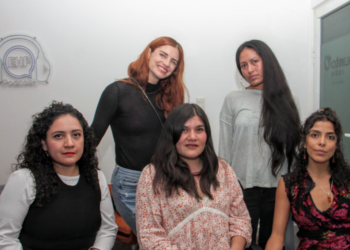 Voces viento: antología de poesía de mujeres que colaboran y se admiran entre sí