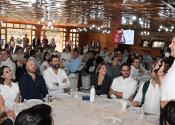 Armenta dialoga con jóvenes empresarios poblanos sobre el futuro de Puebla