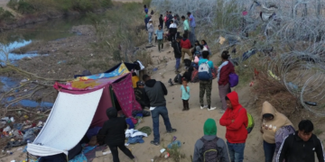 En la frontera, confusión y miedo entre migrantes ante la disputa judicial por ley SB4