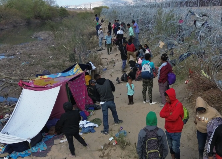 En la frontera, confusión y miedo entre migrantes ante la disputa judicial por ley SB4