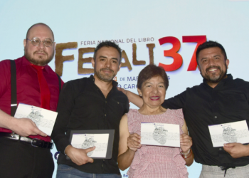Lilia Cedillo presenta libro Cuenta Conmigo: carteles contra el suicidio