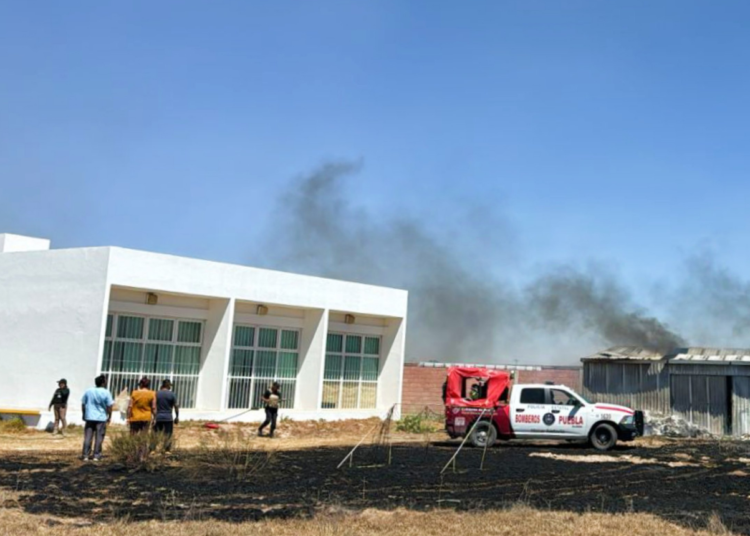 Controlan incendio en bodega del Hospital General de Tepeaca