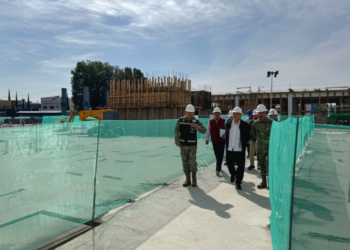 AMLO supervisa avance de hospital de San Alejandro