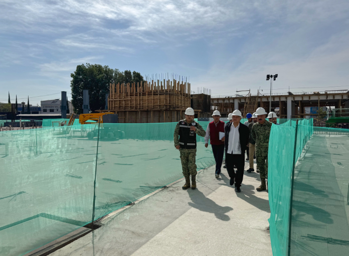 AMLO supervisa avance de hospital de San Alejandro