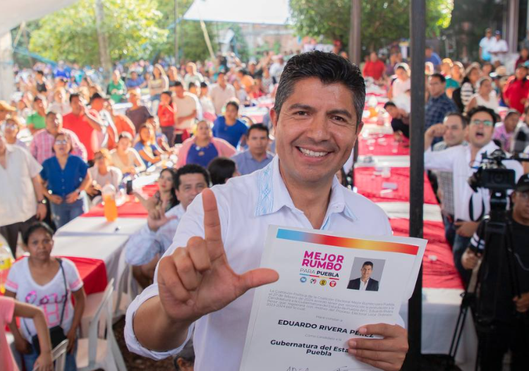 Lalo Rivera recibe constancia como candidato a la gubernatura de Puebla