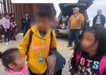 Niños migrantes abandonados se reencuentran con su mamá