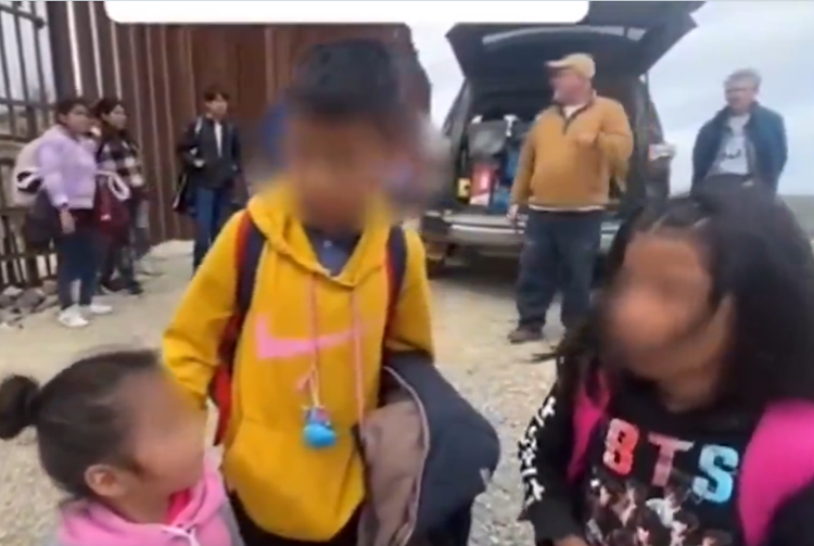Niños migrantes abandonados se reencuentran con su mamá