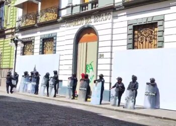Mujeres policías resguardan el Congreso por marchas del 8M