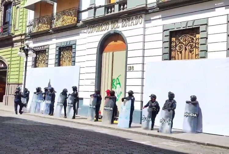 Mujeres policías resguardan el Congreso por marchas del 8M
