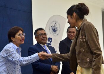 Lilia Cedillo entrega becas BBVA a jóvenes
