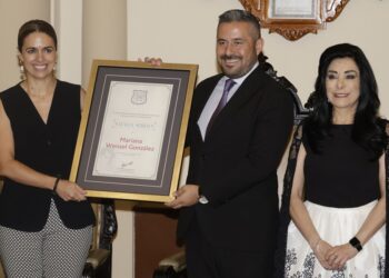 Ayuntamiento entrega presea ‘Natalia Serdán’ a Mariana Wenzel