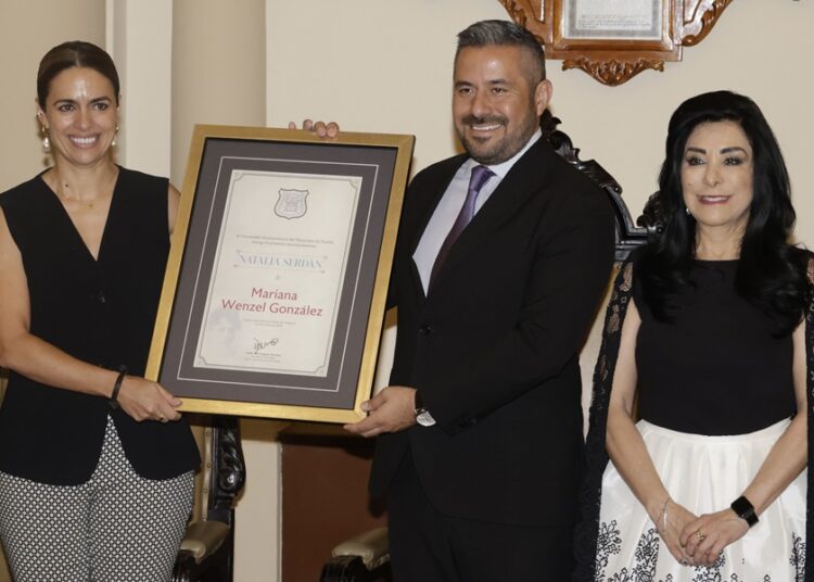 Ayuntamiento entrega presea ‘Natalia Serdán’ a Mariana Wenzel