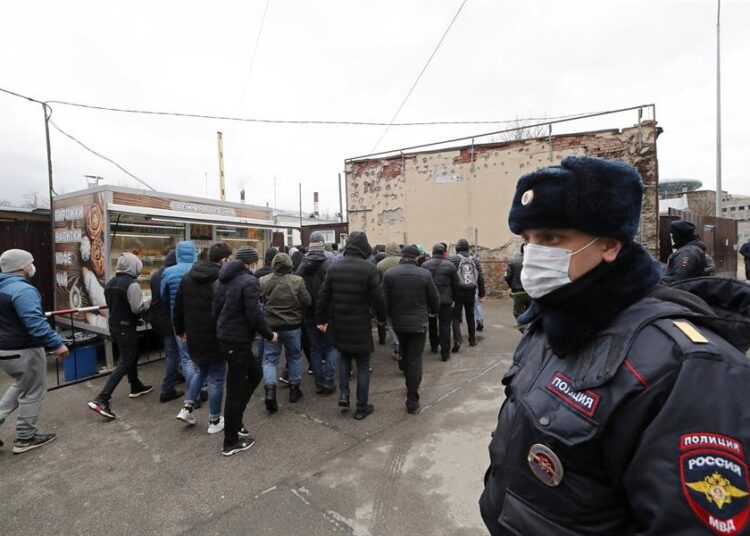 Detienen a 40 personas en redada contra migrantes ilegales en Moscú