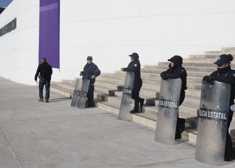 Blindan mujeres policías la FGE ante marchas por el 8M