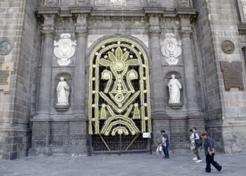 Colocarán retablo de flor de cucharilla en Puerta del Perdón de la Catedral