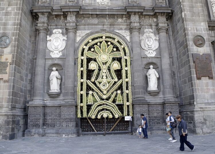 Colocarán retablo de flor de cucharilla en Puerta del Perdón de la Catedral
