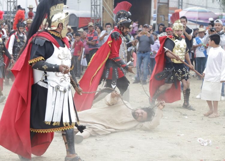 ‘Armadoras Picolin’ así realizan trajes de soldados romanos para Semana Santa