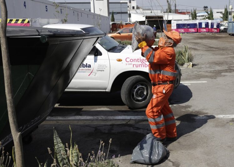 Limpia ha recolectado 11 toneladas de ceniza volcánica en últimos días