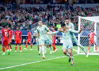 México golea a Panamá 3-0