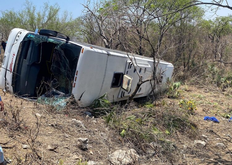 Accidente vial en carretera a Huehuetlán deja 2 muertos y 10 heridos